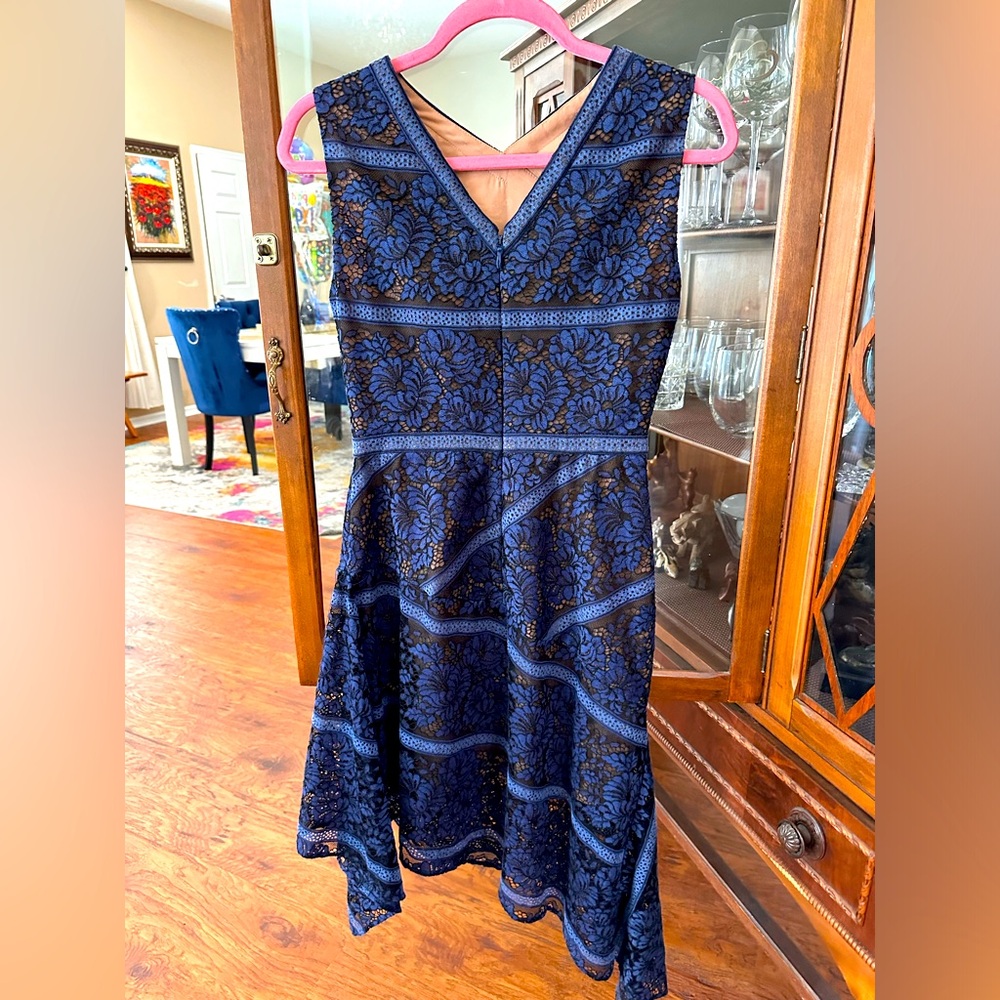 LIKE NEW GORGEOUS BCBGMAXAZRIA BLUE LACE DRESS WITH HANKERCHIEF HEM SZ 0 (zero)